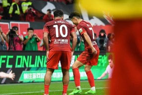 棋牌游戏包含中超赛程吃紧；本菲卡集结日绝杀压哨；震撼外界；更衣室氛围转暖的词条